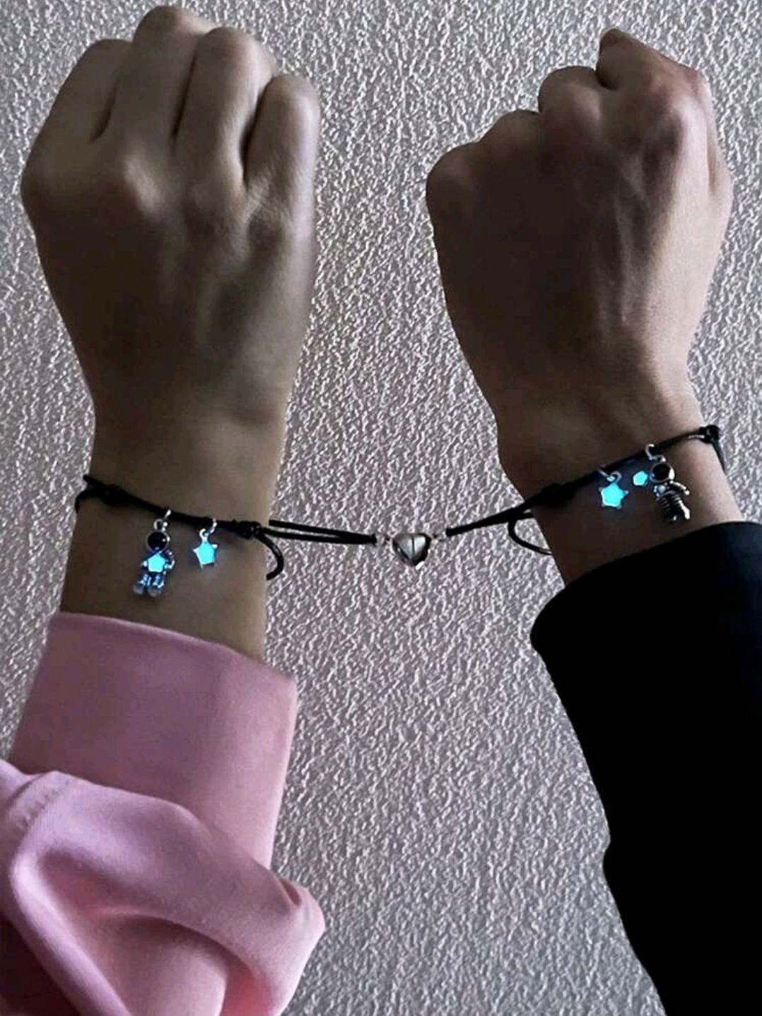 PULSERA PAREJA CONDON DELGADO NEGRO CON DIJE CORAOZON PLATEADO, ASTRONAUTA CON ESTRELLAS P12